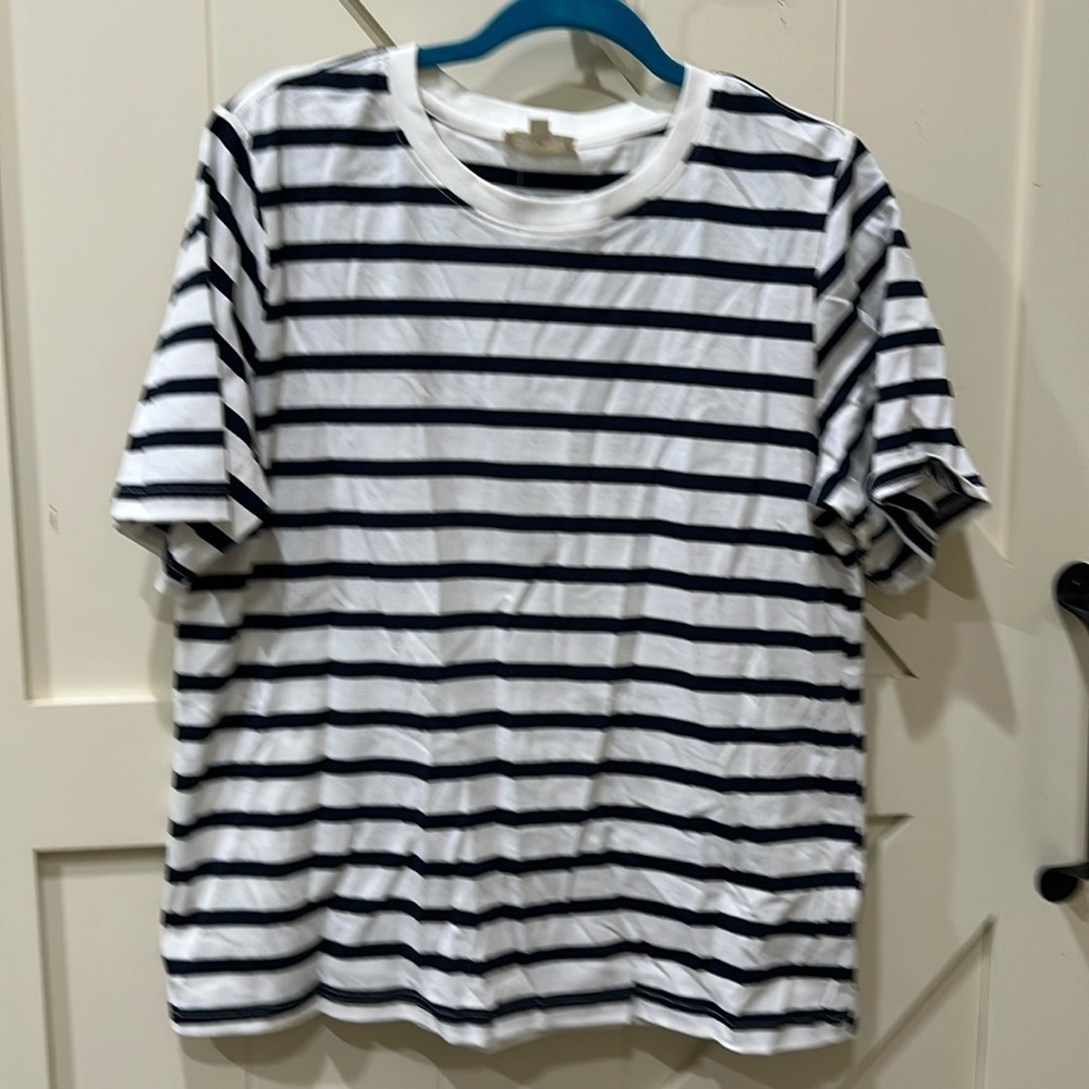 NWOT from boutique. Urban Daisy black/white tee. Size medium